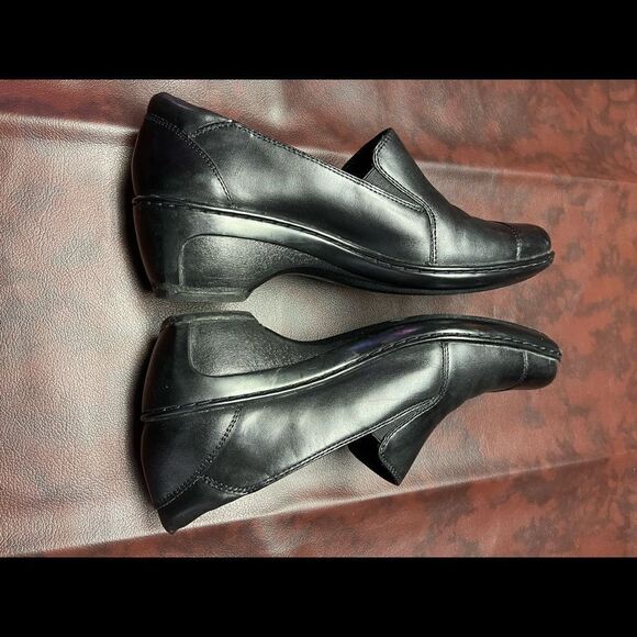 Clarks black leather slip on shoe, size 8 1/2 - Picture 8 of 12